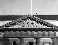 70744 Gezicht op het timpaan met het beeldhouwwerk boven de ingangspartij van het stadhuis (Stadhuisbrug 1) te Utrecht; ...